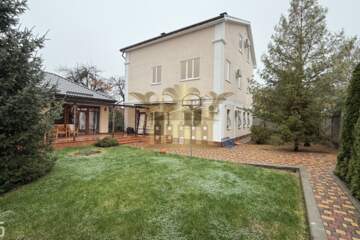 Отдельно стоящее здание, 390 м²