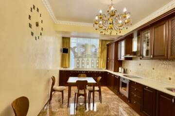 4-к квартира, 190 м², 1/4 эт.